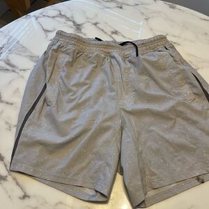 men’s gray and white lululemon 7” pace breaker shorts with liner
